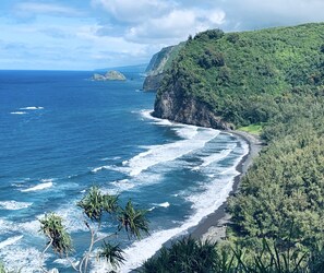 Ranta lähistöllä, aurinkotuoleja, rantapyyhkeitä