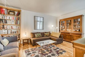 Téléviseur, livres, sélection de musique, chaîne audio
