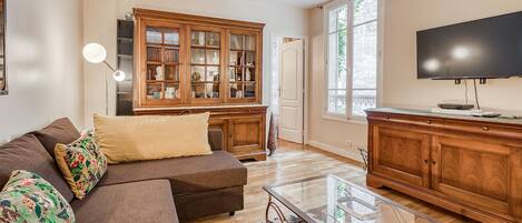 Tv, bøger, musikbibliotek, stereoanlæg