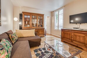 Una televisión, libros, una biblioteca de música, un reproductor estéreo