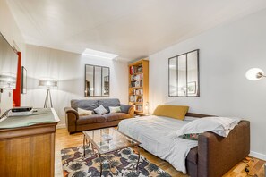 Téléviseur, livres, sélection de musique, chaîne audio
