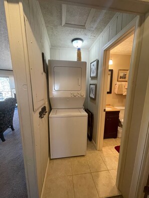 Combined shower/bathtub, towels