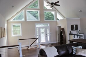 Smart-tv, tv-spel, ett bordtennisbord och datorskärmar