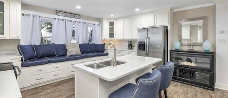 Frigorifero, microonde, forno, piano cottura