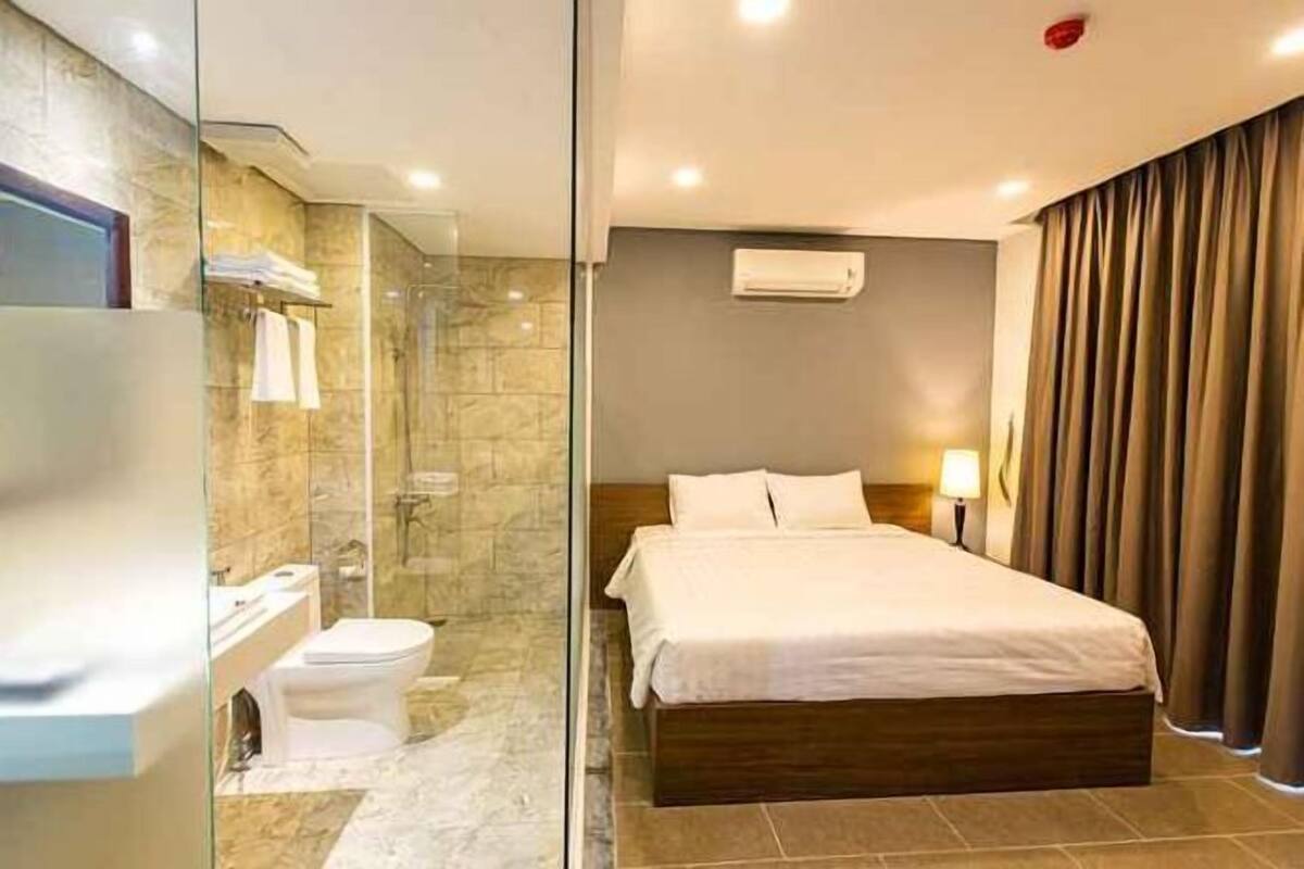 Salle de bain | Douche, articles de toilette gratuits, sèche-cheveux, peignoirs