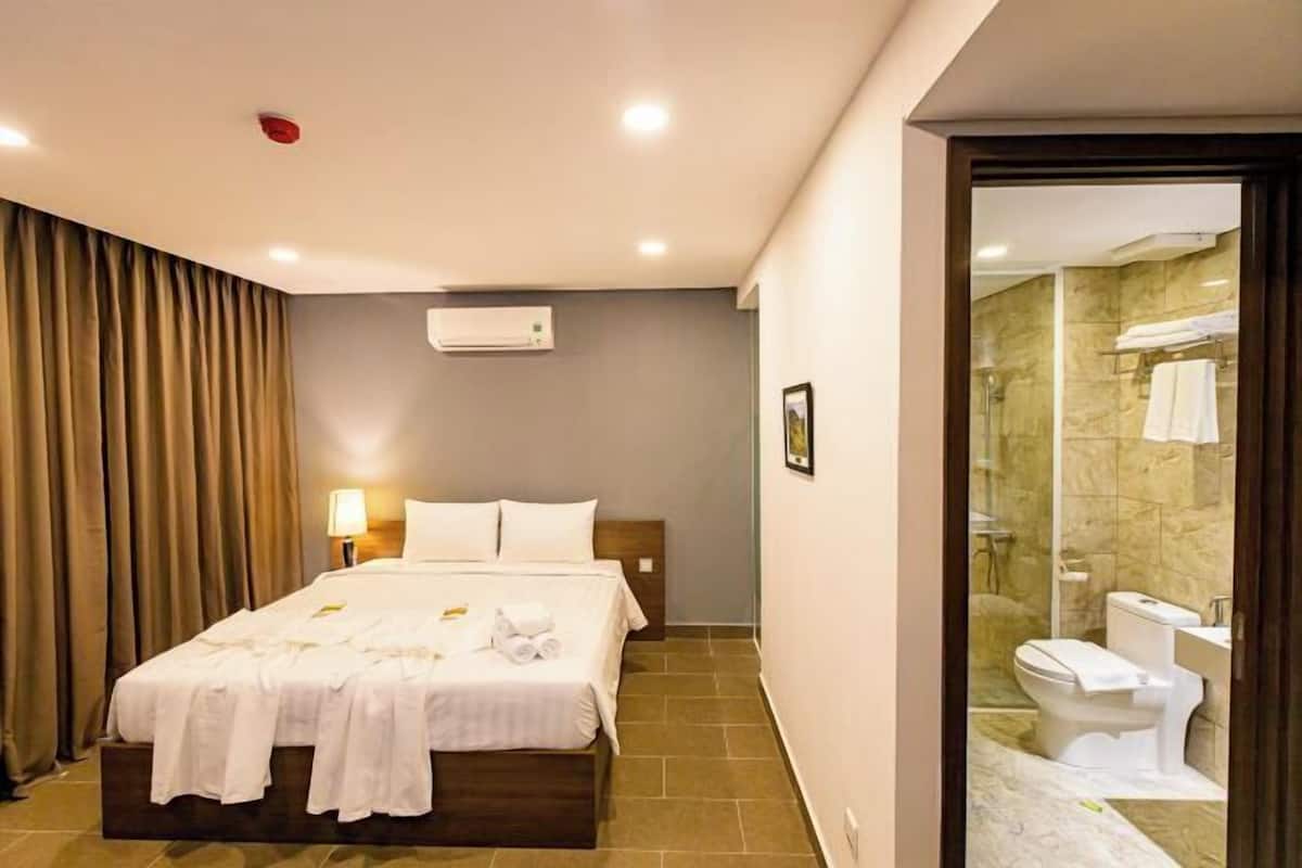 Minibar, desk, WiFi (free), bed sheets