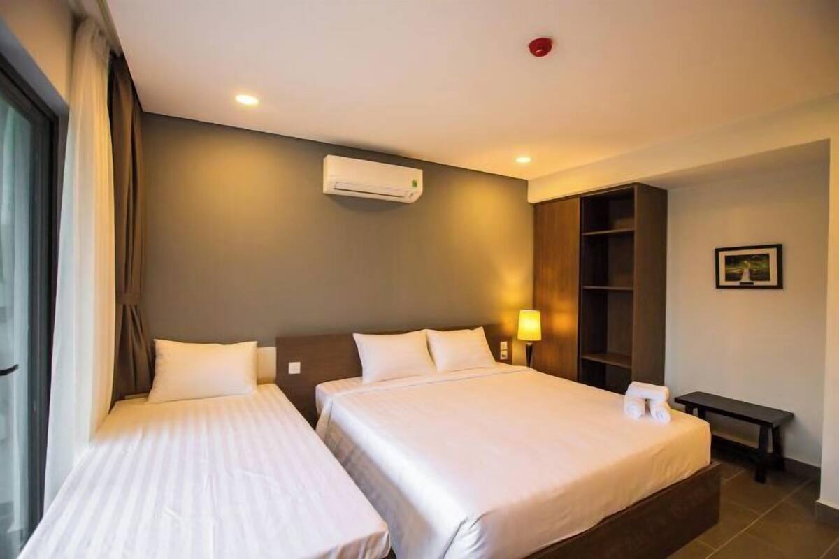Minibar, desk, WiFi (free), bed sheets