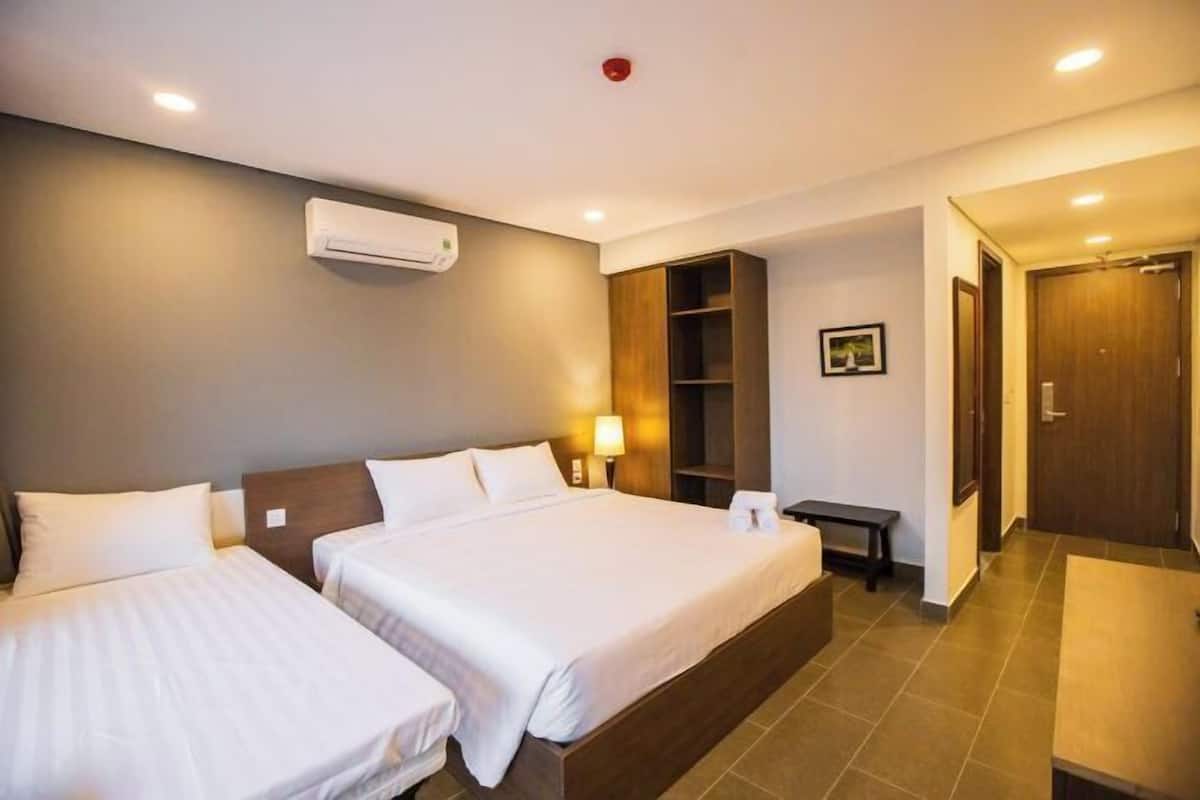 Minibar, desk, WiFi (free), bed sheets