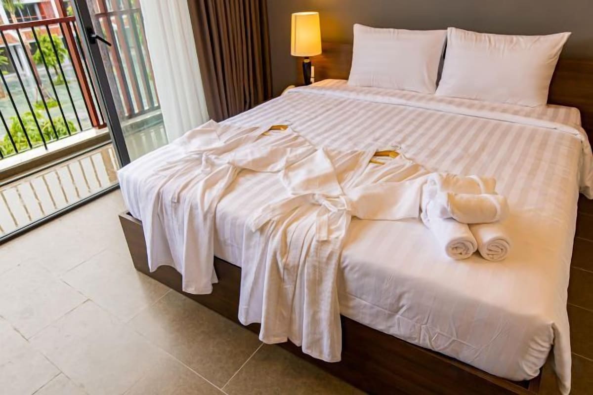 Minibar, desk, free WiFi, bed sheets