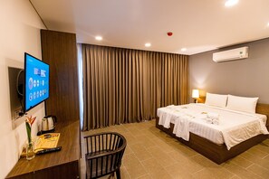 Deluxe tweepersoonskamer, balkon | Een minibar, een bureau, gratis wifi, beddengoed
