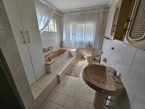 Superior Double Room | Bilik Mandi | Gabungan pancuran/tab mandi, kelengkapan dandanan diri percuma 