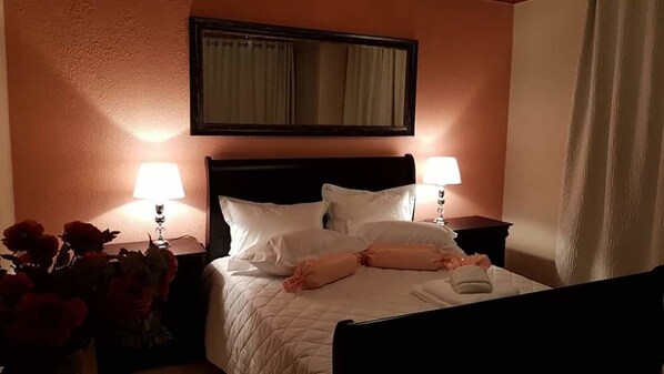 غرفة مزدوجة عادية | أغطية فراش متميزة ومساحة عمل للكمبيوتر المحمول وتجهيزات عازلة للصوت