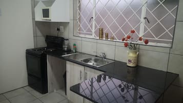 Room, 2 Bedrooms | Private kitchen
