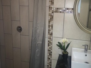 Room, 2 Bedrooms | Bathroom | Combined shower/tub, free toiletries, towels, toilet paper
