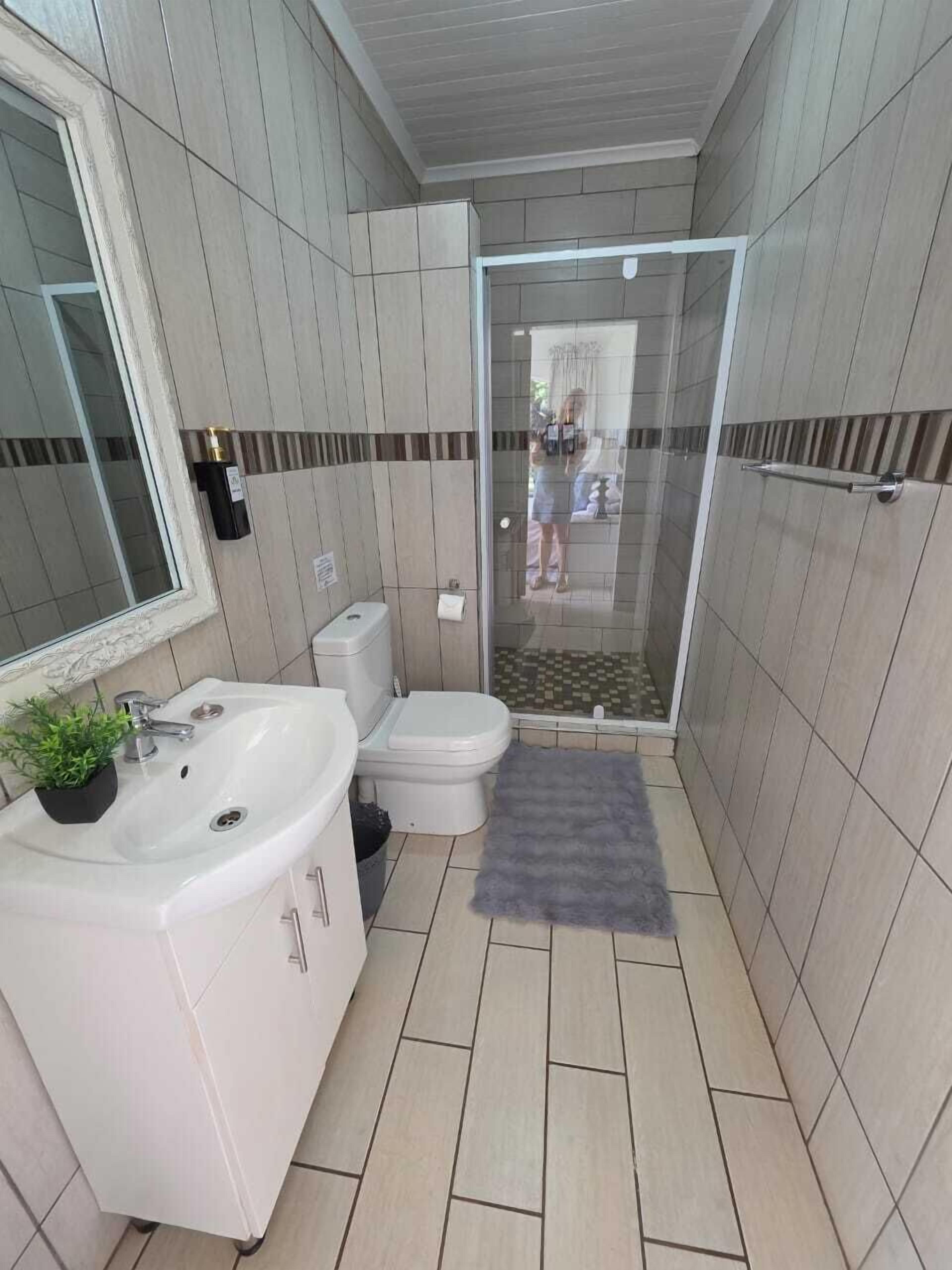 Un baño con lavabo, inodoro y ducha.