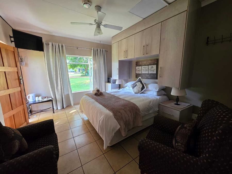 Quarto casal básico | Roupas de cama premium, espaço de trabalho para notebook