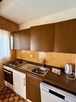 Refrigerador, horno, lavavajillas y tetera eléctrica