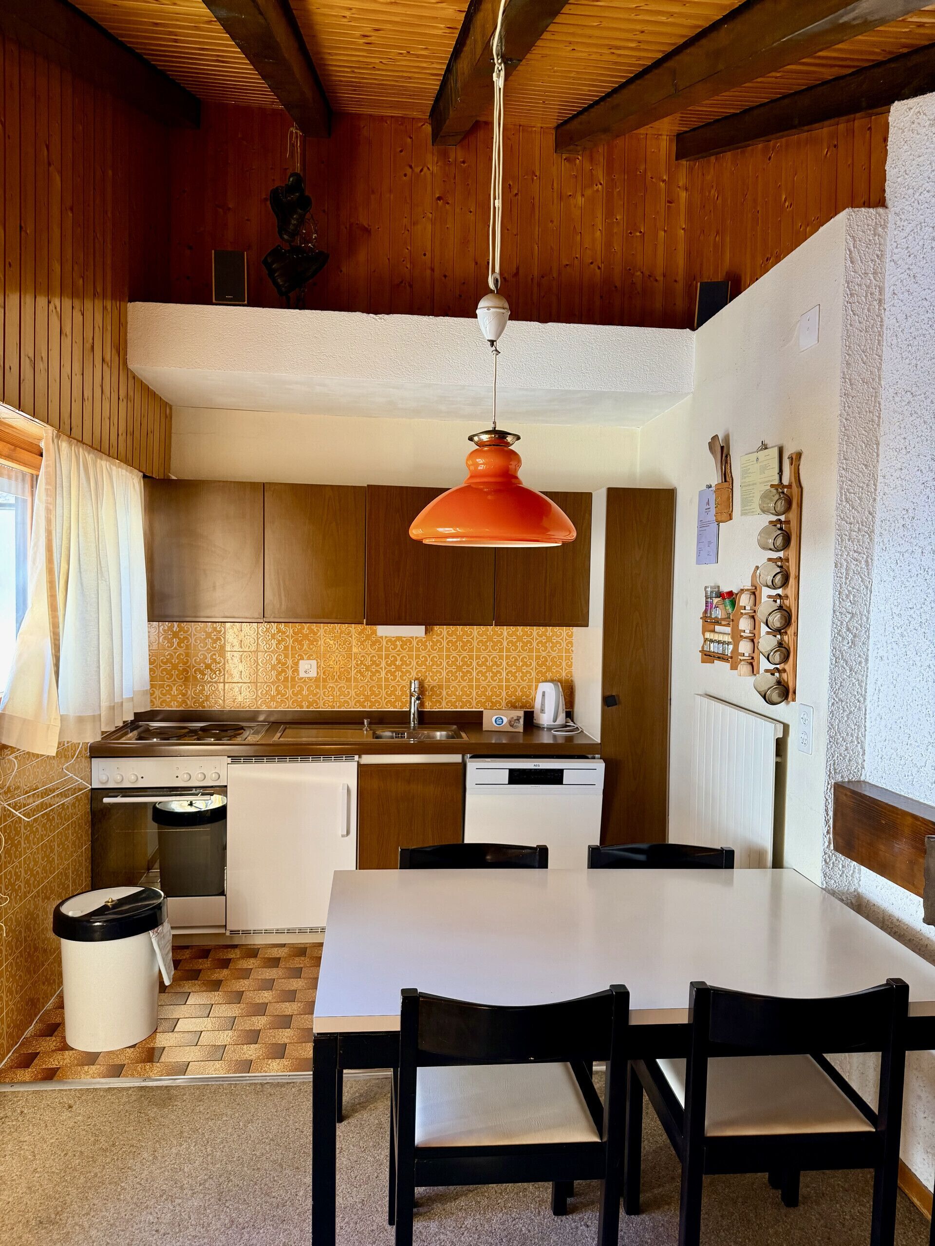Kühlschrank, Ofen, Geschirrspüler, Wasserkocher