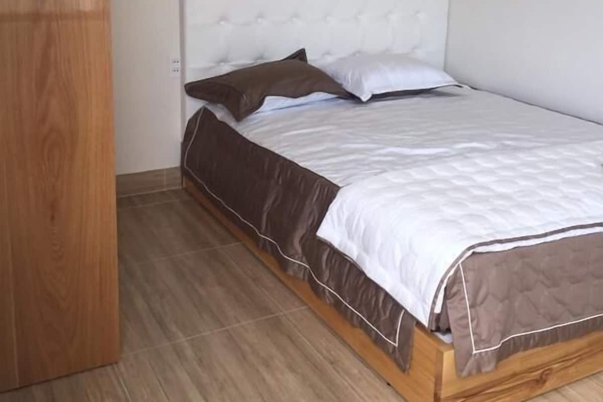 Quarto casal standard | Cofres nos quartos, Wi-Fi de cortesia
