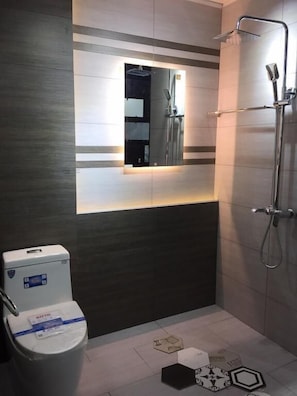 Suihku, ilmaiset hygieniatuotteet, tohvelit, pyyhkeet