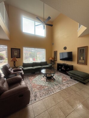 Smart TV, videogiochi, lettore DVD, tavolo da calcetto