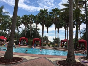 Una piscina riscaldata, lettini