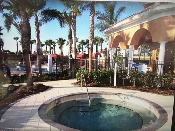 Alberca climatizada y camastros 