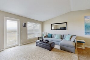 Fernseher, Kamin, DVD-Player, Bücher