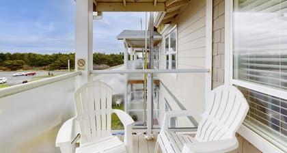 Top floor condo with ocean, jetty, & lighthouse views - dogs OK