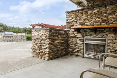 Top floor condo with ocean, jetty, & lighthouse views - dogs OK