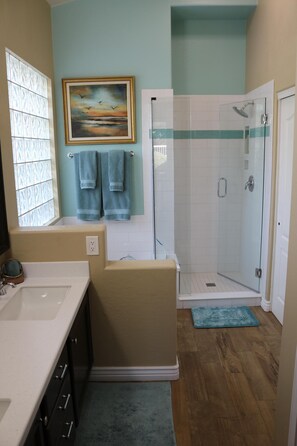 Combined shower/bathtub, hair dryer, towels, soap - Truly a Las Sendas Resort home! (Mesa)