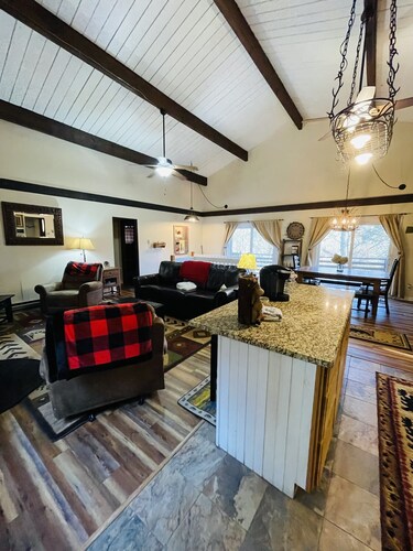 Modern Cabin-in-the-Woods. Sleeps 16!