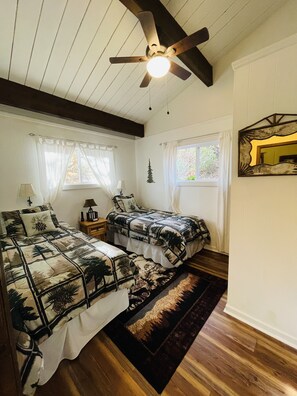 5 bedrooms, WiFi, bed sheets - Modern Cabin-in-the-Woods. Sleeps 16! (Sugar Mountain)