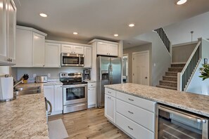 Fridge, microwave, stovetop, dishwasher - Heart of Black Hills Home by Mickelson Trail! (Hill City)