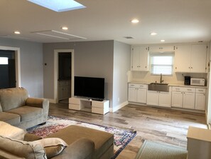 تلفزيون ذكي، ألعاب فيديو، مشغل دي في دي