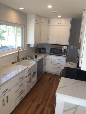 ثلاجة، ميكروويف، فرن، موقد طهي مسطح