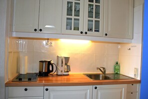 Kühlschrank, Mikrowelle, Herdplatte, Wasserkocher mit Kaffee-/Teezubehör