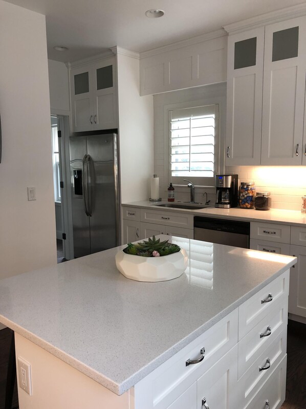 Fridge, microwave, oven, stovetop - WE DARE YOU TO FIND A BETTER LOCATION IN SALT LAKE CITY! (Salt Lake City)