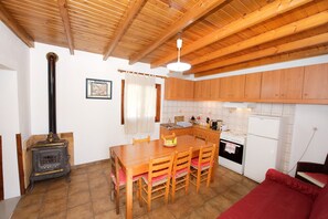 Fridge, oven, stovetop, coffee/tea maker