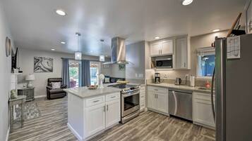 Fridge, microwave, stovetop, dishwasher