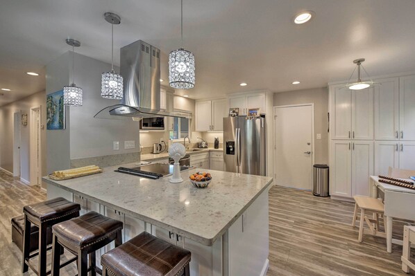 Fridge, microwave, stovetop, dishwasher