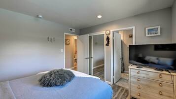 4 bedrooms, desk, iron/ironing board, internet