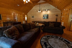 TV, fireplace, DVD player, table football - Free Daily Activities - Fire Pit - Theater - Game Room - Hot Tub (Pigeon Forge)