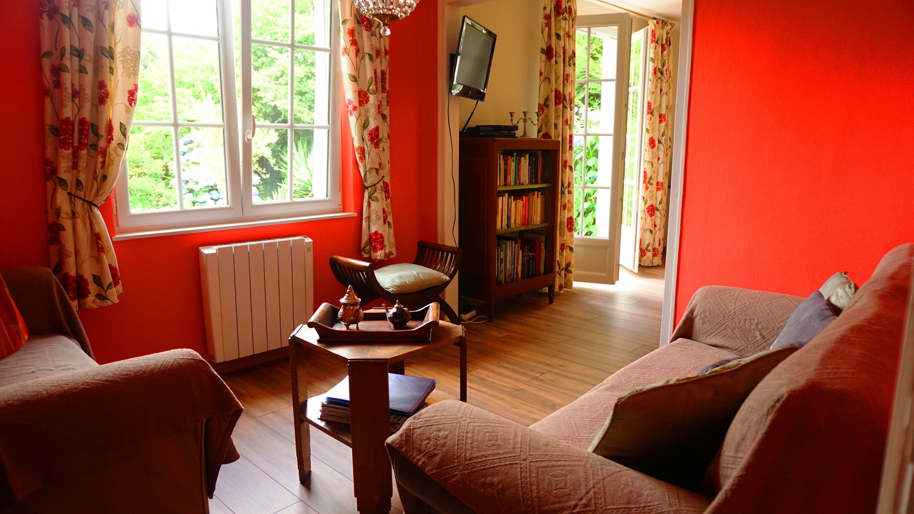 Televisor, reproductor de DVD, llibres i videoteca 