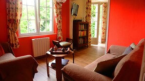 TV, DVD player, books, video library - HOUSE ON GARDEN OF CHARM IN THE VILLAGE GARDEN OF VARENGEVILLE ON SEA (Varengeville Sur Mer)