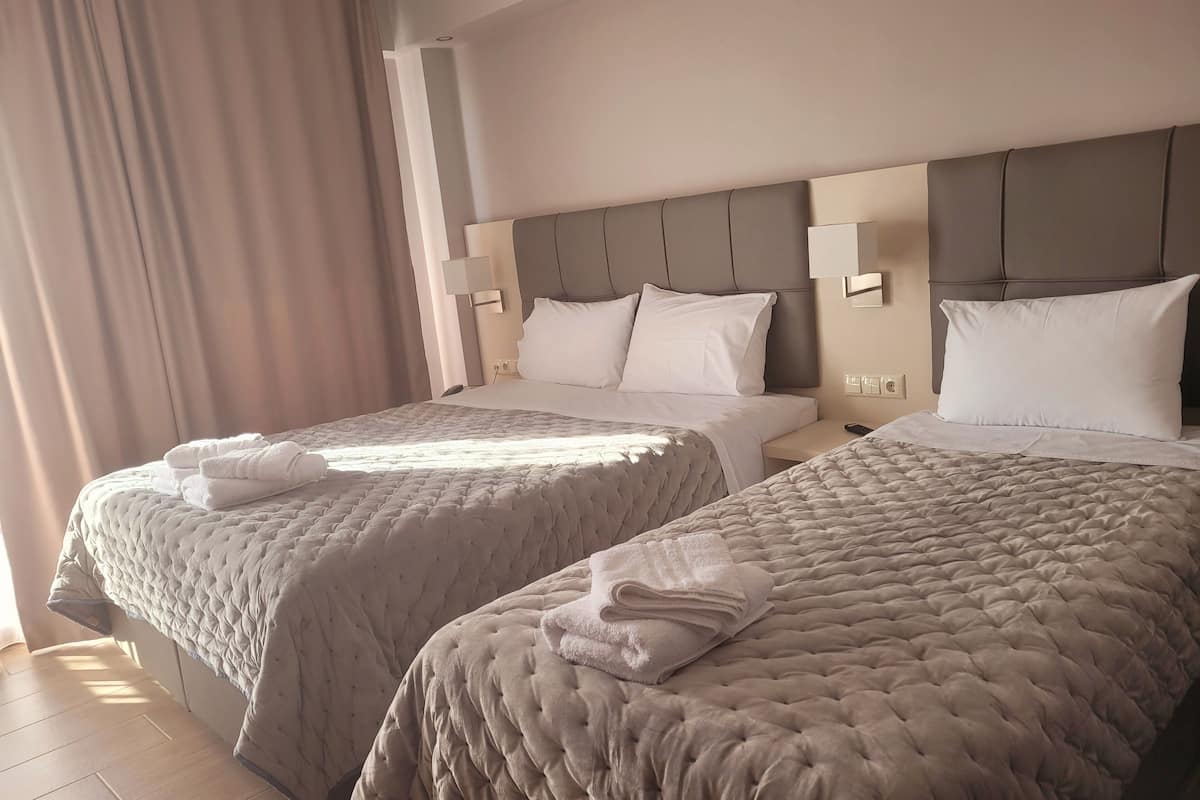 Habitación triple Deluxe | Ropa de cama de alta calidad y escritorio