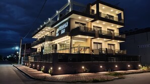 Bagian depan properti - sore/malam