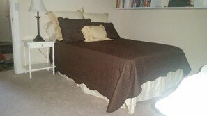 2 bedrooms, desk, iron/ironing board, WiFi - 2 bed/3 bath/ 2nd floor Beautiful Waterfront Condo.  (Punta Gorda)