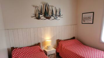 4 chambres, bureau, fer et planche Ă repasser, lit parapluie