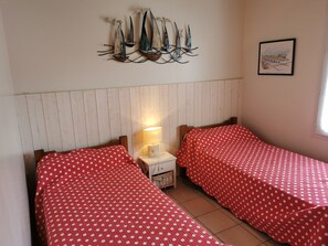 4 bedrooms, desk, iron/ironing board, travel crib - Architect-designed villa in saint-martin intra-muros 165 m3 (Charente-Maritime)